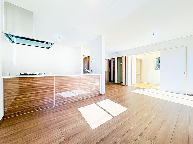 【リビング】ご家族が集まるからこそＬＤＫは拘りたいですよね！日光をたっぷりと取りこめるリビングでゆったりと過ごしませんか？子供たちが元気に笑いながら走り回っている姿が目に浮かぶ空間です。