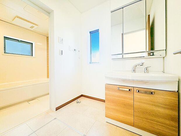 【洗面台・洗面所】鏡の裏に豊富な収納量を確保した、三面鏡タイプの洗面化粧台。化粧品や歯ブラシなどを機能的に収納できるスペースを設えました。いつも清潔に保ちたい洗面室の整頓にも役立ちますね。