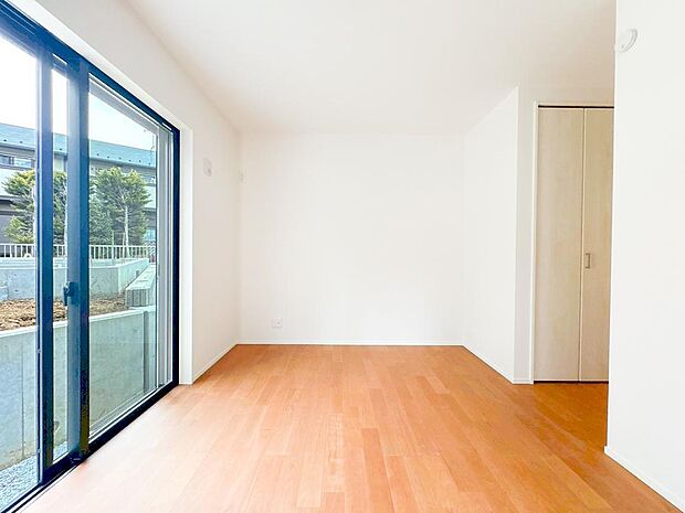 【リビング以外の居室】遊びも！勉強も！兄弟仲良く、家族の会話が増える間取りです。居室内はいつも明るい印象で、気持ちの良い朝を迎えられそう。毎日の生活も自然と明るくなりますね。