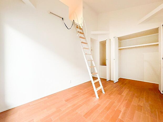 【リビング以外の居室】吹抜天井を採用した居室。横の広がりだけではなく、縦の広がりを持たせることにより開放感を演出します。また、ロフトを併設していますので、収納として、またお子様の秘密スペースとして活躍します。