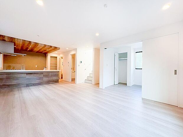 【リビング】リビングとダイニングは各スペースがしっかりと確保され、かつ一体感のある空間に。家具の配置もしやすい間取り設計です。キッチンは対面式採用でご家族の会話も弾みます。