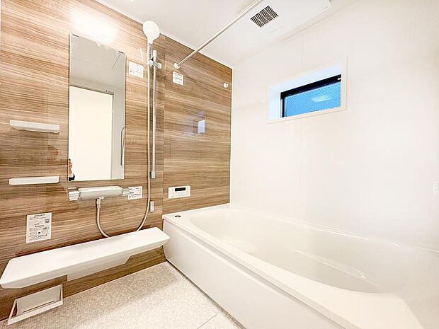 【浴室】ゆったりと寛げる広々バス。殆どの方は足を伸ばして入浴することが可能で一日の疲れを癒す貴重なバスタイムです。お子様とご一緒にリビングとは違った家族団欒のひと時をお楽しみ下さい。
