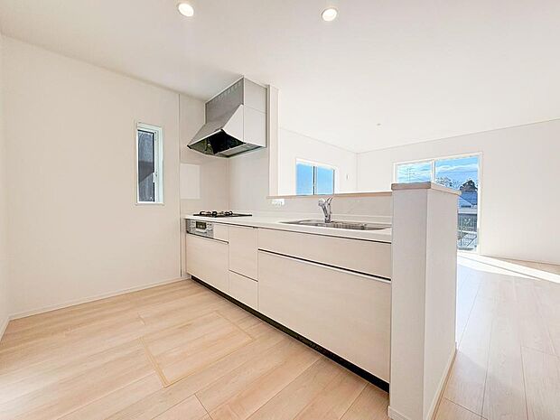 【キッチン】リビングを見渡せるカウンターキッチンでお子様の様子を伺いながら食事の支度が出来ます。家族の気配を感じられる、そんな空間を演出できるキッチンです。