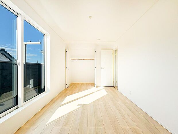 【リビング以外の居室】光が沢山取り込める大きな窓。日差しを長時間受ける事が出来る暖かいお部屋です。もちろんペアガラスなので、遮音性に優れ、結露も発生しにくい構造。サッシ周りのカビが発生しにくくなりますね。