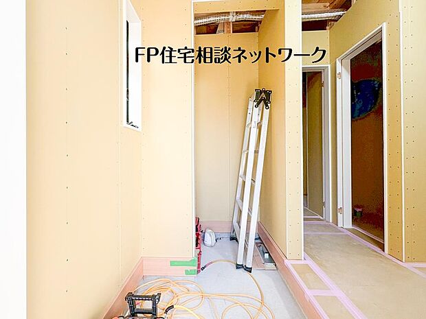 【玄関】玄関横には便利な土間収納（SIC）を設計。ベビーカーやアウトドア用品もそのまま収納でき、玄関まわりをすっきり保てます♪