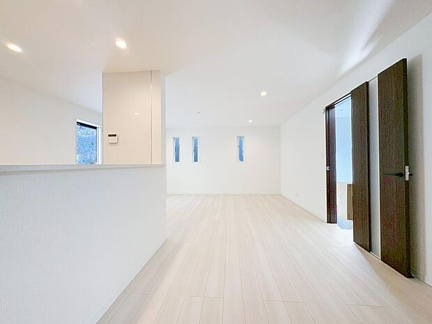 【キッチン】対面式のカウンターキッチンは、出来上がったお料理をカウンターに並べてお子様が運ぶなど、お手伝いの時間も増えそうですね！家族と会話をしながら料理を楽しめ一体感を感じられるキッチン。