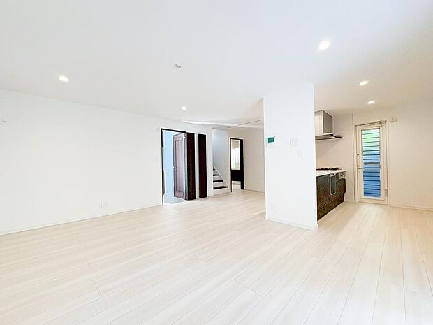 【リビング】２階へ上がる時は必ずリビングを通るので、お子様が学校から帰ってきたときや外へ遊びに行くときなど、顔を合わせる機会が増え、自然とコミュニケーションが取りやすくなりますね！