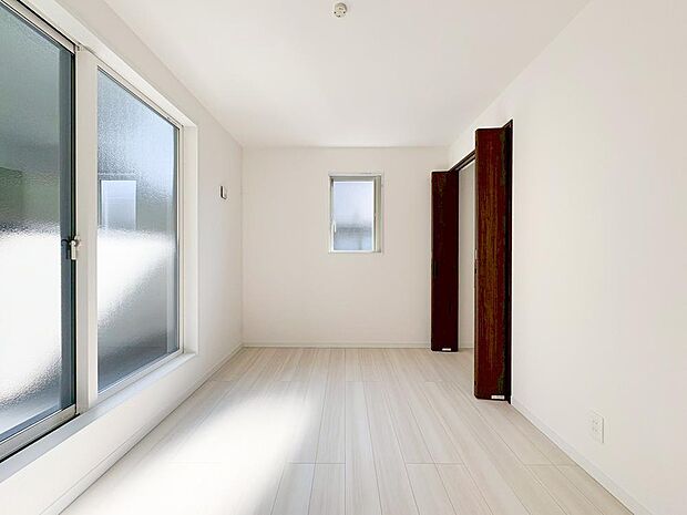 【リビング以外の居室】光が沢山取り込める大きな窓。日差しを長時間受ける事が出来る暖かいお部屋です。もちろんペアガラスなので、遮音性に優れ、結露も発生しにくい構造。サッシ周りのカビが発生しにくくなりますね。