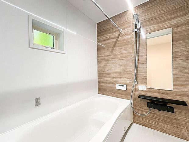 【浴室】ゆったりと寛げる広々バス。殆どの方は足を伸ばして入浴することが可能で一日の疲れを癒す貴重なバスタイムです。お子様とご一緒にリビングとは違った家族団欒のひと時をお楽しみ下さい。