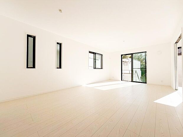 【リビング】大開口から光が広がる、余白を美しく活かしたLDK。白を基調とした空間に計算された窓配置が映える、洗練のデザイナーズ住宅。