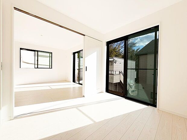 【リビング以外の居室】18.2帖LDKと一体利用も可能な5帖の洋室。ワークスペースや寛ぎの場としても使える、可変性ある設計です。