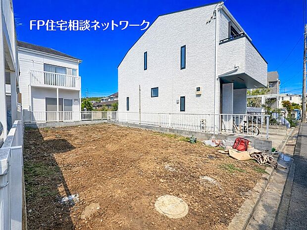 【現地外観写真】良好な住環境が保たれたエリア。低層の一戸建を中心とした街並みが整然と続き周辺は高い建物が建っておらず、採光や開放性に恵まれ、空が広く緑の多い閑静な趣を感じる環境です。