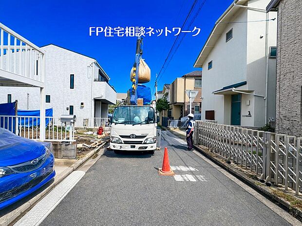 【前面道路含む現地写真】閑静な車通りの車通りの少ない道路。お車の出し入れが苦手なママや小さなお子様にも安心ですね。しっかり舗装もされているので、ベビーカーや自転車で通っても快適に通行できます。