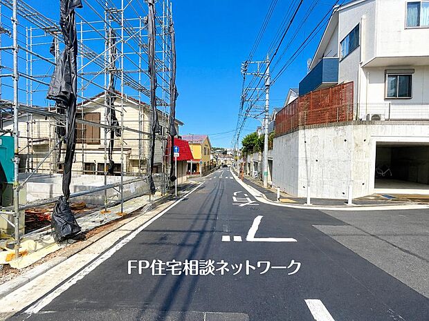 【前面道路含む現地写真】前面道路は、住宅地のため車通りが少なく、静かな環境です。バス停も徒歩5分のところにあるので、坂道もあまり気にすることなく生活することができる住環境ではないでしょうか！