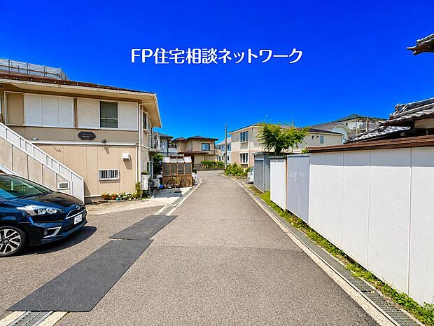【前面道路含む現地写真】現地周辺はフラットな住環境です。日頃のお買い物やお子さんの送り迎えなど、日常生活における移動が苦になりません。