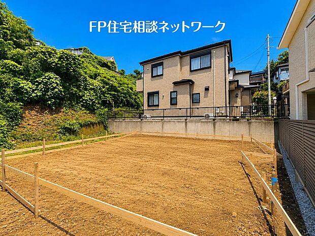 【現地外観写真】駅近でありながら周辺は住宅地となっており子育て家族にもピッタリ。毎日のお買い物も便利なエリアで暮らしやすさを実現するための住環境が整っています。