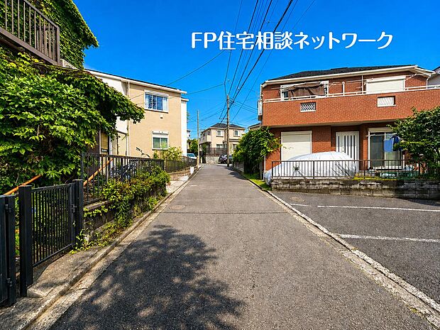 【前面道路含む現地写真】閑静な車通りの少ない道路。お車の出し入れが苦手なママや小さなお子様にも安心ですね。車のすれ違いも問題なくできるので、ストレスなく運転できます!