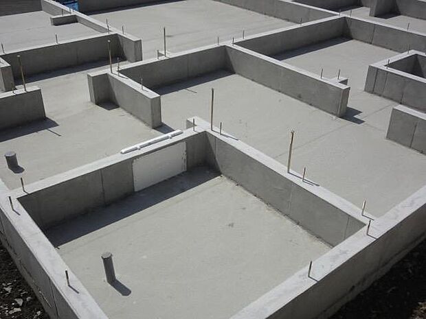 【非公開】【ベタ基礎】建物の底面全体をコンクリートで支えるベタ基礎を採用。地面からの湿気を抑え、耐久性・安定性に優れた住まいを実現します。