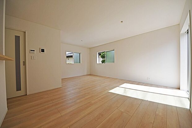 オープンでのびやかな空間を生み出す、こだわりの広がりとゆとり。家族と過ごす時間を大切にしたい方にぴったりの明るくゆとりある住空間です。(10号棟)