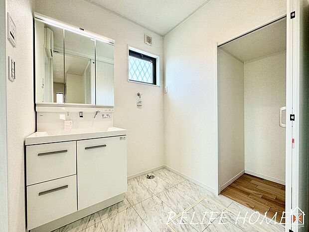 ■Styling Room■ ゆとりの洗面スペースで朝の身支度も快適スムーズに。髪のセットやお化粧もストレスなくこなせ、朝から気分良く通勤通学に向かえそうですね!