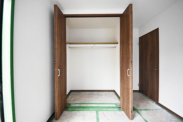 全居室に配置された収納スペースは、洋服はもちろん掃除機や日用予備品・お子様のおもちゃなど様々な物を収納頂けるスペースです。