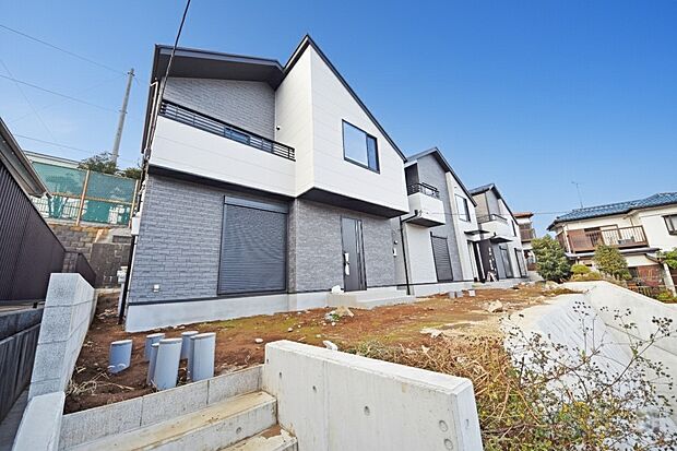 閑静な住宅地で子育て家族にピッタリ。緑に恵まれたエリアで、自然に包まれた穏やかな暮らしを実現するための、ゆとりある住環境が整っています。（左：１号棟、右：３号棟）