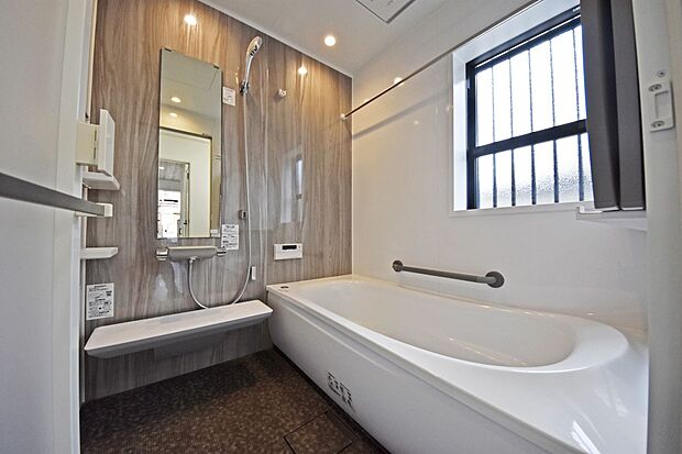 【浴室施工例】ゆったりと足を伸ばして入れるお風呂で、1日の疲れを癒していただけます。