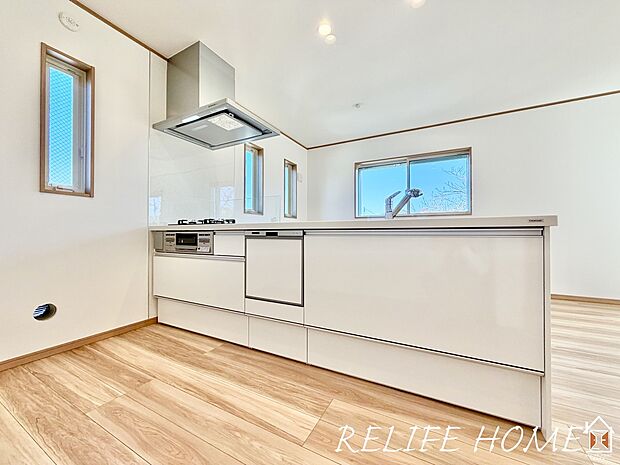 リビングの様子を見ながらお料理が出来る対面キッチン！小さいお子様がいても様子を見ながら家事が出来るので安心です！