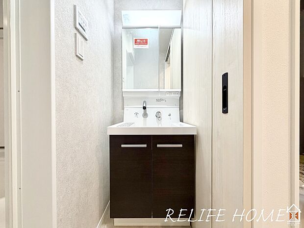 ■Styling Room■  ゆとりの洗面スペースで朝の身支度も快適スムーズに。髪のセットやお化粧もストレスなくこなせ、朝から気分良く通勤通学に向かえそうですね！（A号棟）