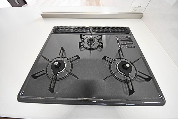 【3口ガスコンロ】大きなシステムキッチンには三口コンロが標準装備♪調理をしながら作り置きしていた料理を温め直すときや、ちょっとした一品を加えたいときなどに3口目があると大変便利です。(C号棟)