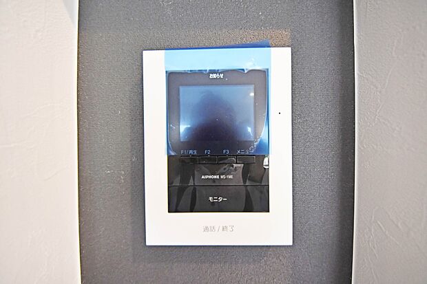 【モニター付きインターホン】来訪者が一目で分かるカラーモニターホンは日々の生活には欠かせない必需品です。お子様のお留守番にも心強い設備ですね!(C号棟)