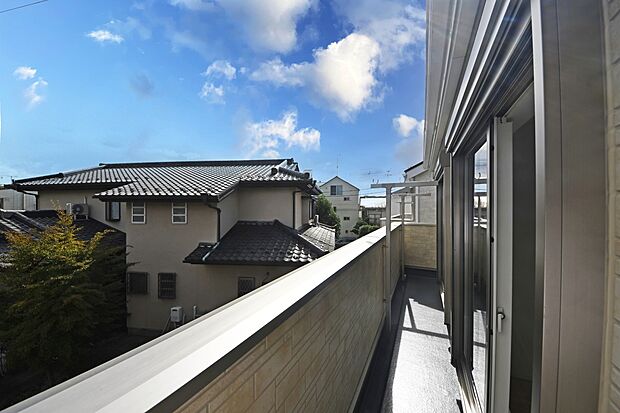 【バルコニー】開放感いっぱいの眺望と共に光と風を享受するバルコニー。緑豊かな景観を眺めることができます。（８号棟）