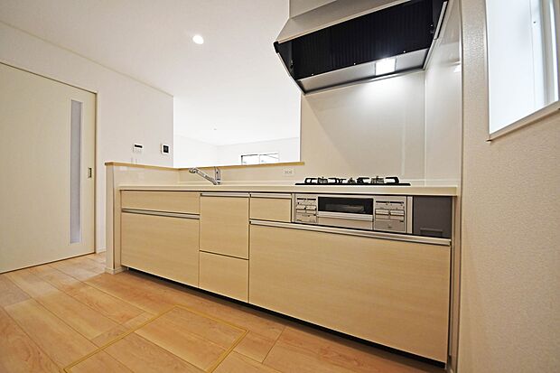 【システムキッチン】料理の幅を拡げてくれる三口コンロ。ワイドなカウンターで、将来お子様と一緒にお料理をするときも重宝します♪(8号棟)