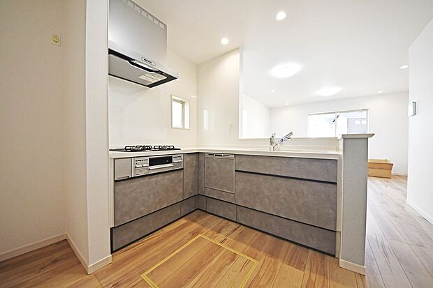 【キッチン】リビングの様子を見ながらお料理が出来る対面キッチン！小さいお子様がいても様子を見ながら家事が出来るので安心です！（1号棟）