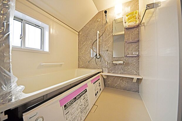 【浴室】１坪タイプのユニットバス！足が伸ばせるのでゆっくり湯船に浸かれ、一日の疲れを癒します。浴室換気乾燥機付きで、入浴後の湿気もしっかり逃がします。（1号棟）