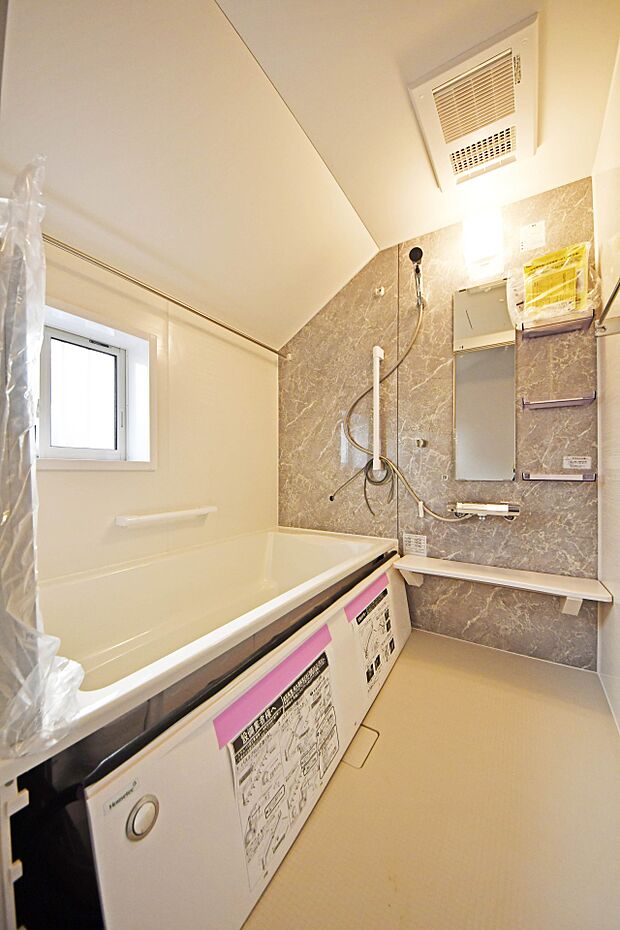 【バスルーム】足が伸ばせるのでゆっくり湯船に浸かれ、一日の疲れを癒します。（1号棟）