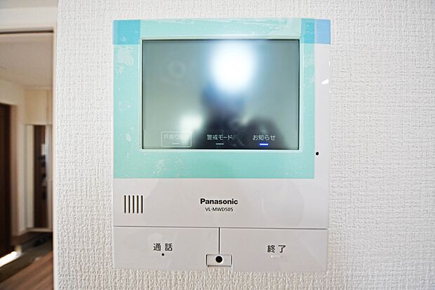 【モニター付きインターホン】来訪者が一目で分かるカラーモニターホンは日々の生活には欠かせない必需品です。お子様のお留守番にも心強い設備ですね！（1号棟）