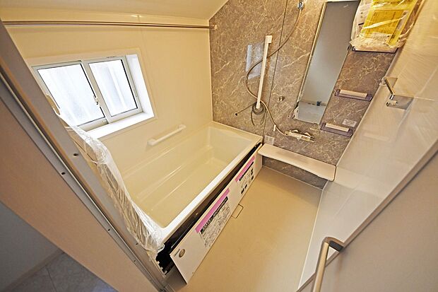 【システムキッチン】大きなシステムキッチンには三口コンロが標準装備♪調理をしながら作り置きしていた料理を温め直すときや、ちょっとした一品を加えたいときなどに3口目があると大変便利です。（1号棟）