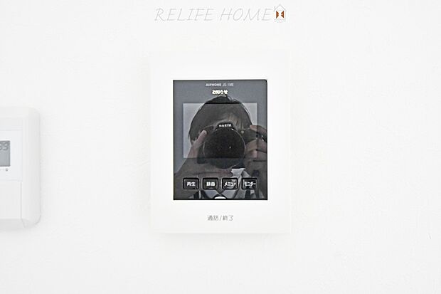 【モニター付きインターホン】来訪者が一目で分かるカラーモニターホンは日々の生活には欠かせない必需品です。お子様のお留守番にも心強い設備ですね!