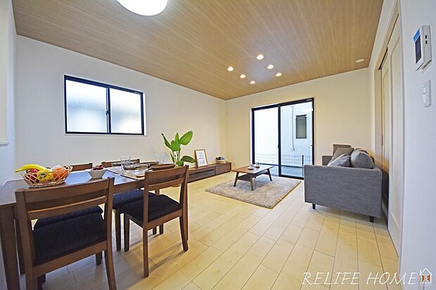 【リビング】豊かな光が照らすこの場所は、たわいもない会話を楽しみ、ゆったりとした時間を過ごす場所。家族の日常が刻まれる大切な空間です。(C号棟)