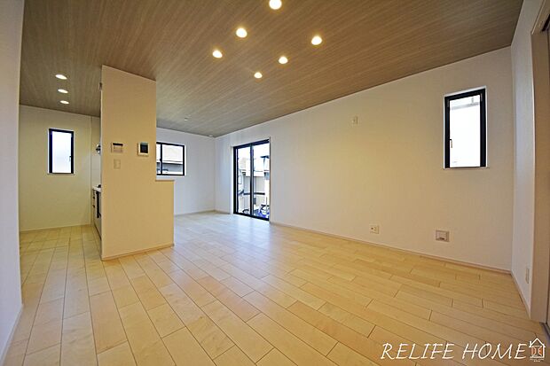 【リビング】豊かな光が照らすこの場所は、たわいもない会話を楽しみ、ゆったりとした時間を過ごす場所。家族の日常が刻まれる大切な空間です。(A号棟)