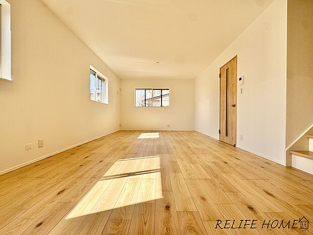 【リビング】豊かな光が照らすこの場所は、たわいもない会話を楽しみ、ゆったりとした時間を過ごす場所。家族の日常が刻まれる大切な空間です。