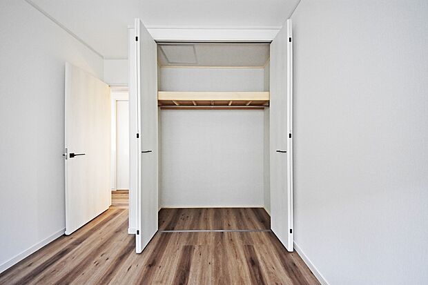 【同仕様写真(その他内観)】【洗面化粧台施工例】全居室に配置された収納スペースは、洋服はもちろん掃除機や日用予備品・お子様のおもちゃなど様々な物を収納頂けるスペースです。