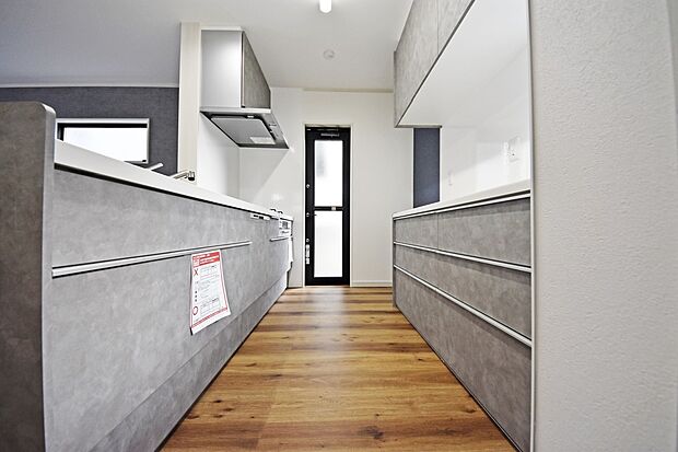 【同仕様写真(キッチン)】【キッチン施工例】開放感のある対面式システムキッチンを採用。家族との会話を楽しみながらお料理ができる快適な空間です。