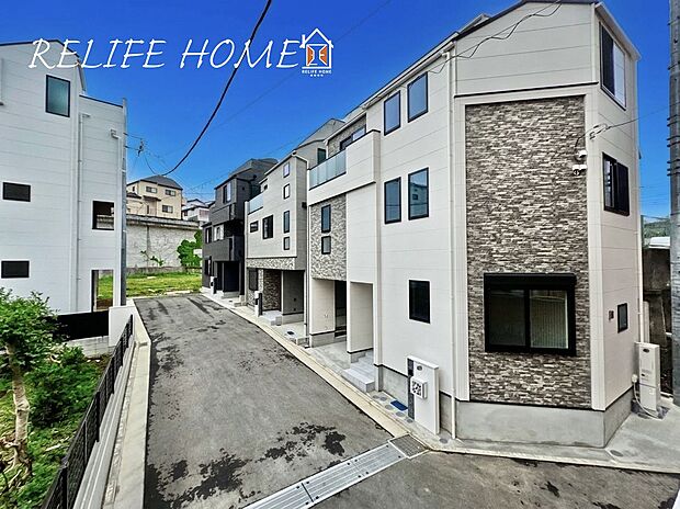 【現地外観写真】■Appearance■  一戸建てを中心とした街並みが整然と続き、周辺は高い建物が建っていないので、採光や開放性に恵まれ、空が広く緑の多い閑静な趣を感じる環境です。（5号棟）