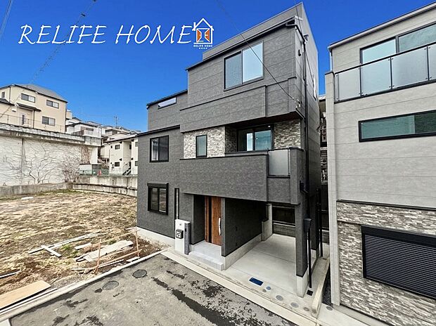 【現地外観写真】■Appearance■  一戸建てを中心とした街並みが整然と続き、周辺は高い建物が建っていないので、採光や開放性に恵まれ、空が広く緑の多い閑静な趣を感じる環境です。（3号棟）