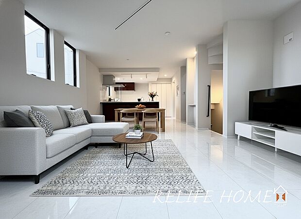 【リビング】■Living Room■  ※本画像はAIがCGで家具作成しており、実際の現地に家具は設置されておりません。また、販売価格に家具等は含まれておりません。（5号棟）