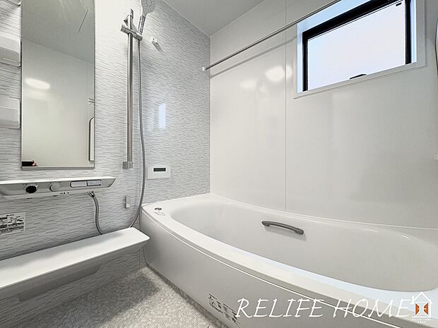 【浴室】■Bath Room■  一日の疲れを癒す場として、ゆったりと足を伸ばしてくつろげる綺麗で清潔感のある色味の浴室。気持ちの良い光と風をたっぷりと取りこめる開閉式の窓も設置しています。（5号棟）
