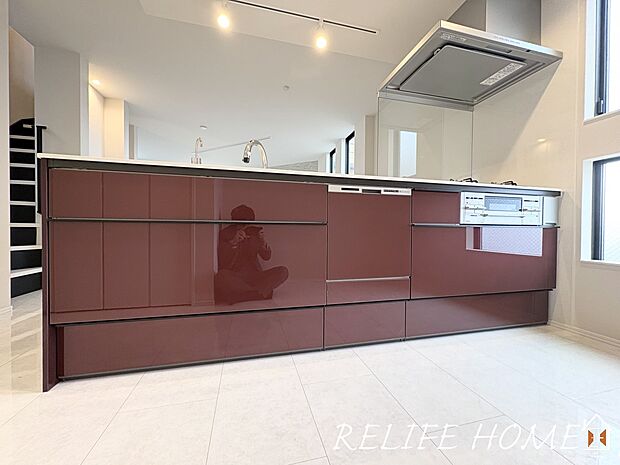 【システムキッチン】料理の幅を拡げてくれる三口コンロ。ワイドなカウンターで、将来お子様と一緒にお料理をするときも重宝します♪（5号棟）