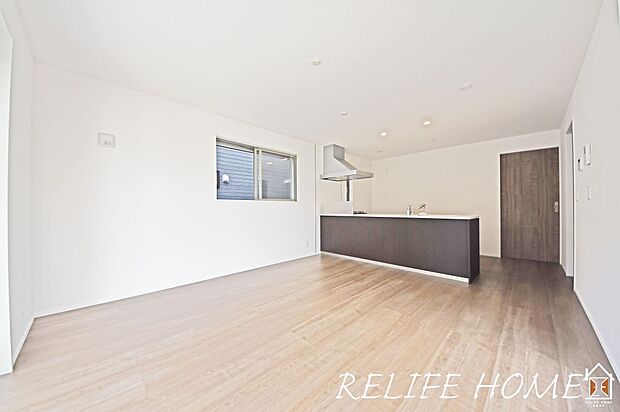 【リビング】■Living Room■  シンプルな内装と偏り過ぎないデザインで統一感を演出。日常をワンランク上にする上質なリビング空間。